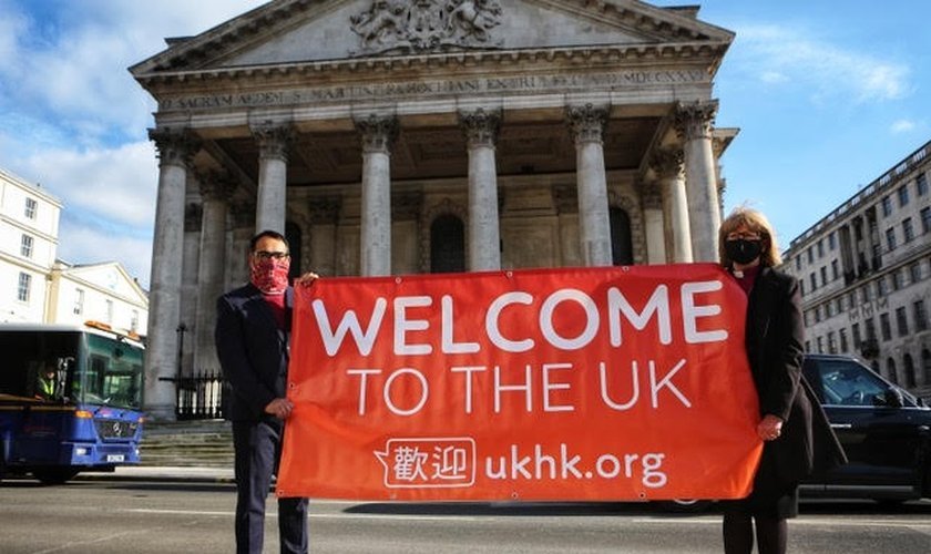 Krish Kandiah (à esquerda) com a Bispa de Londres (à direita) lançando a campanha UKHK. (Foto: Divulgação)