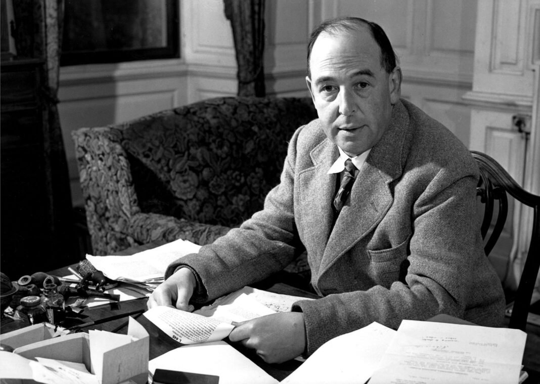 C. S. Lewis é autor da série “As Crônicas de Nárnia”
