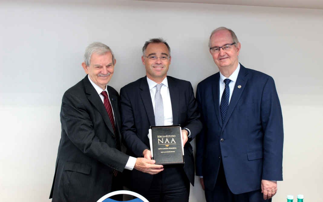 O ministro da justiça e segurança, André Mendonça entre o rev. Assir Pereira e rev Erní Walter Seibert