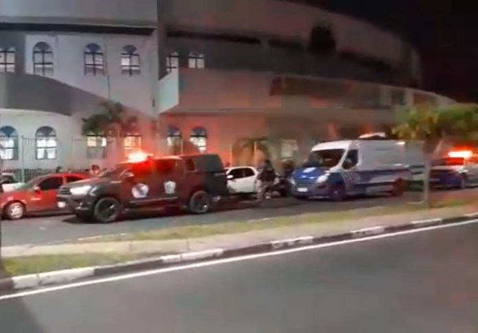 Viaturas da polícia em frente ao tempo sede da Assembleia de Deus - Foto: Reprodução/Facebook