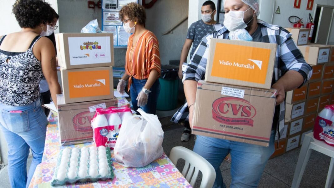 Equipe da Visão Mundial durante distribuição de alimentos.