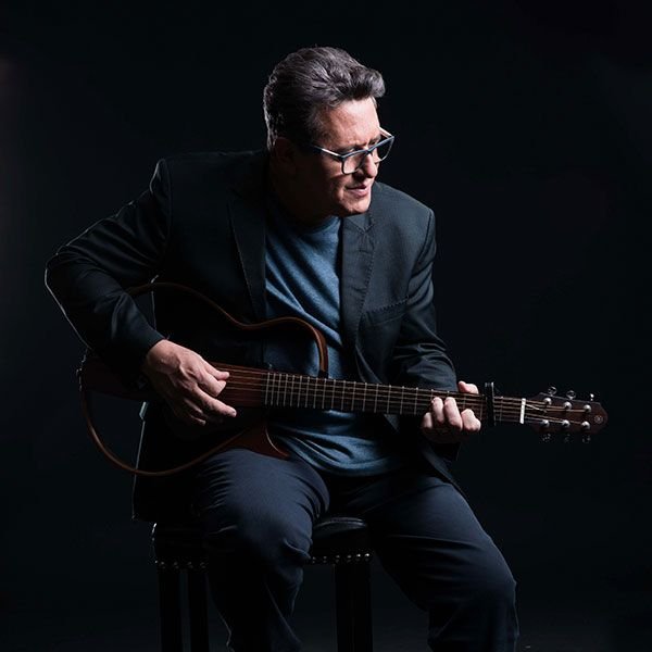 Cantor Nani Azevedo