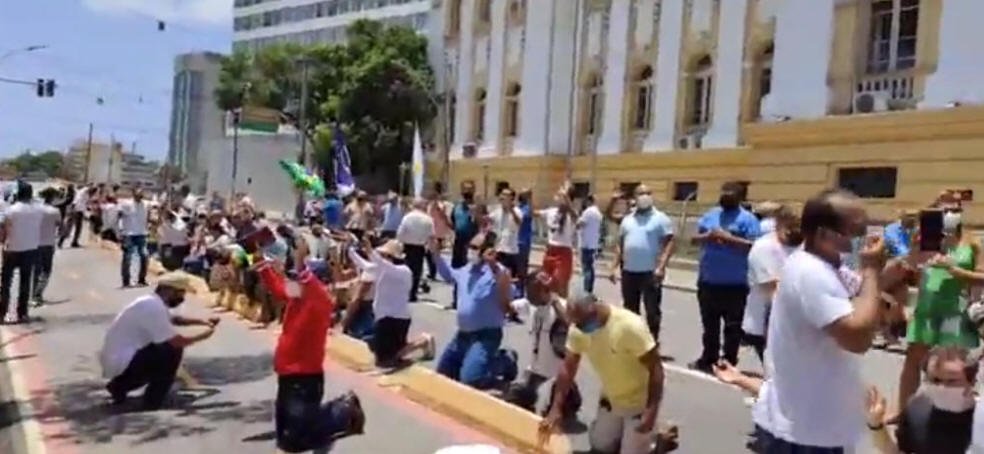 Protesto de líderes evangélicos no Palácio Campo das Princesas, no Centro do Recife, contra decreto que fecha igrejas por causa da Covid-19