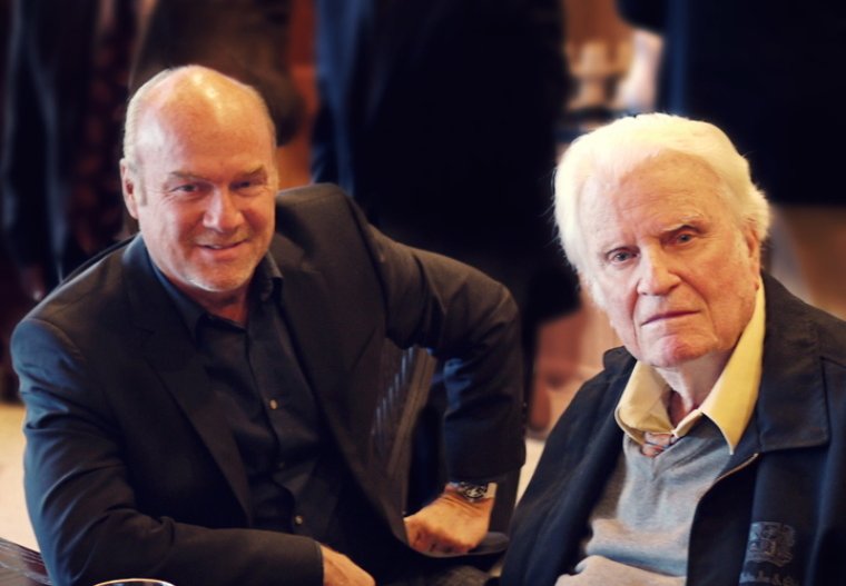 Greg Laurie, pastor da Harvest Christian Fellowship ao lado do evangelista Billy Graham, que faleceu em 21 de fevereiro de 2018, aos 99 anos.