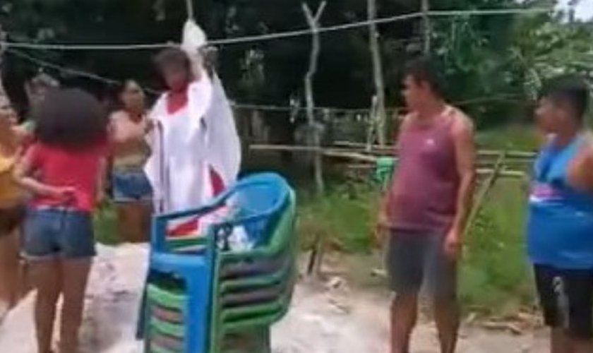 Trecho de vídeo que mostra o ritual. (Foto: Divulgação / YouTube)