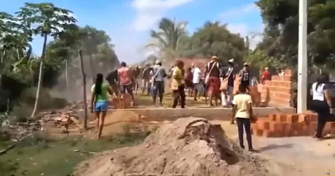 Índios derrubam paredes de uma Assembleia de Deus em construção em Cabrobó (PE)