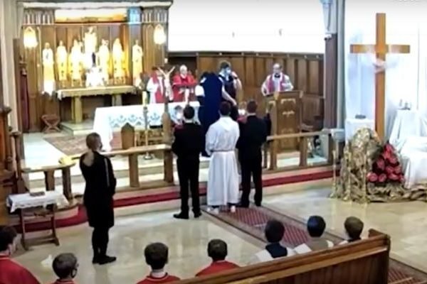 Políciais entraram na igreja e encerraram a missa da Sexta-Feira Santa por “aglomeração” em Londres (Foto: Reprodução)