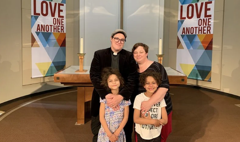 Bispo Megan Rohrer à esquerda, com sua companheira e filhos. (Foto: Esperanza Foft).