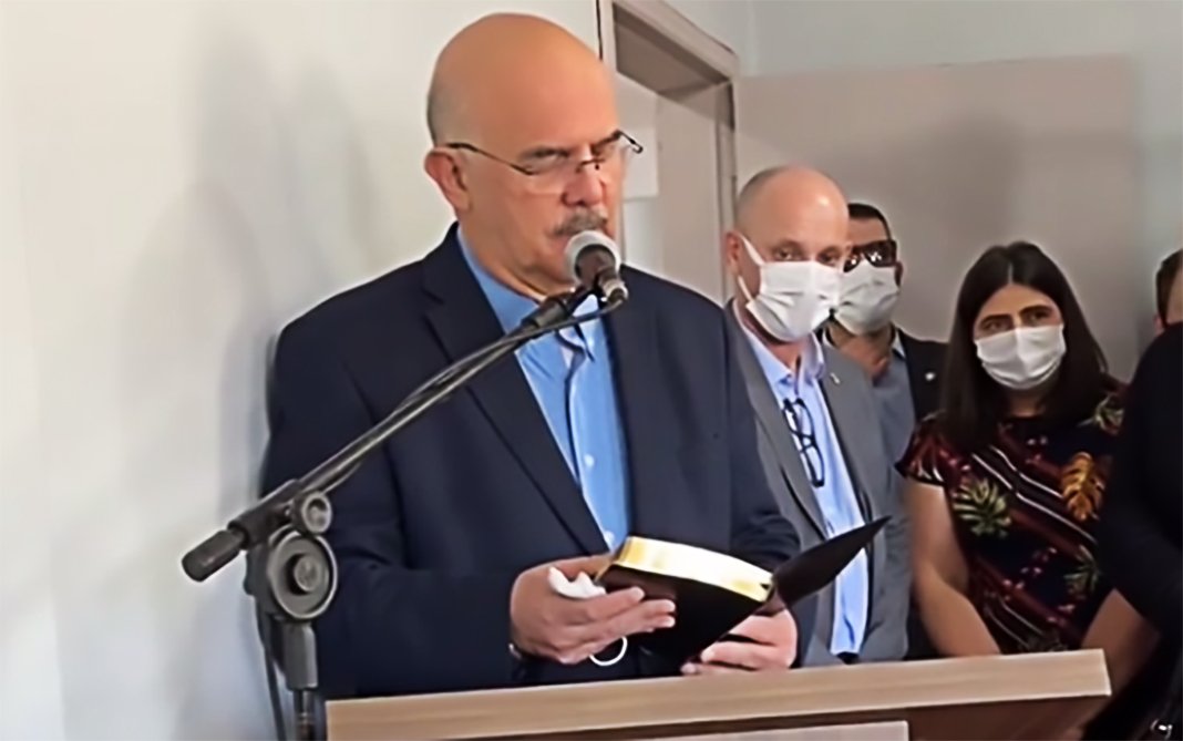 Ministro da Educação, Milton Ribeiro, durante visita a creche onde uma chacina matou cinco pessoas.