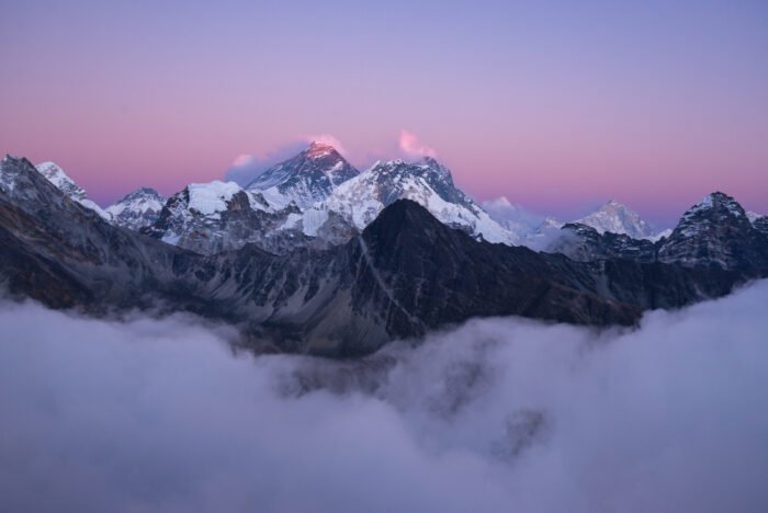 Cume do monte Everest coberto de neve sob as nuvens brancas (Foto: Freepick)