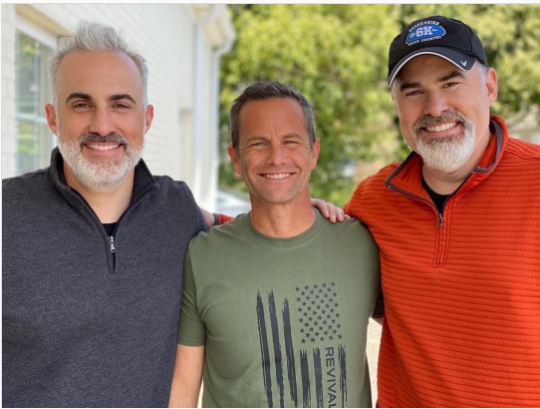 O ator Kirk Cameron entre os irmãos cineastas Alex e Stephen Kendrick