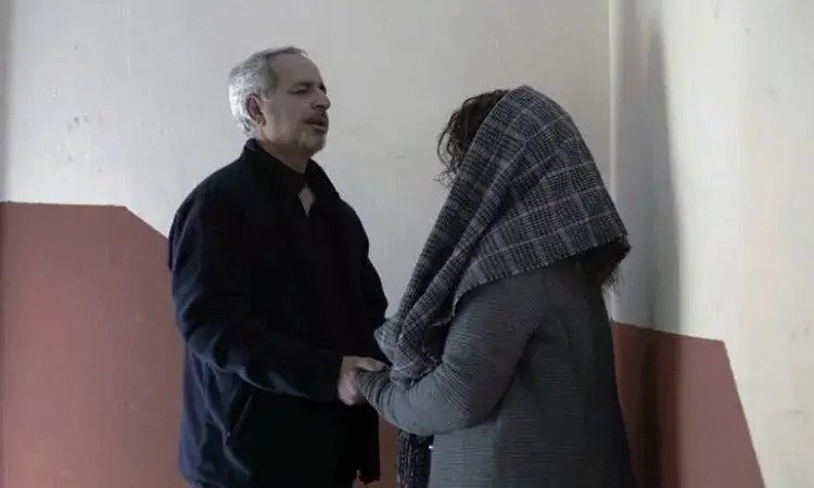 Taher orando com sua esposa no Irã