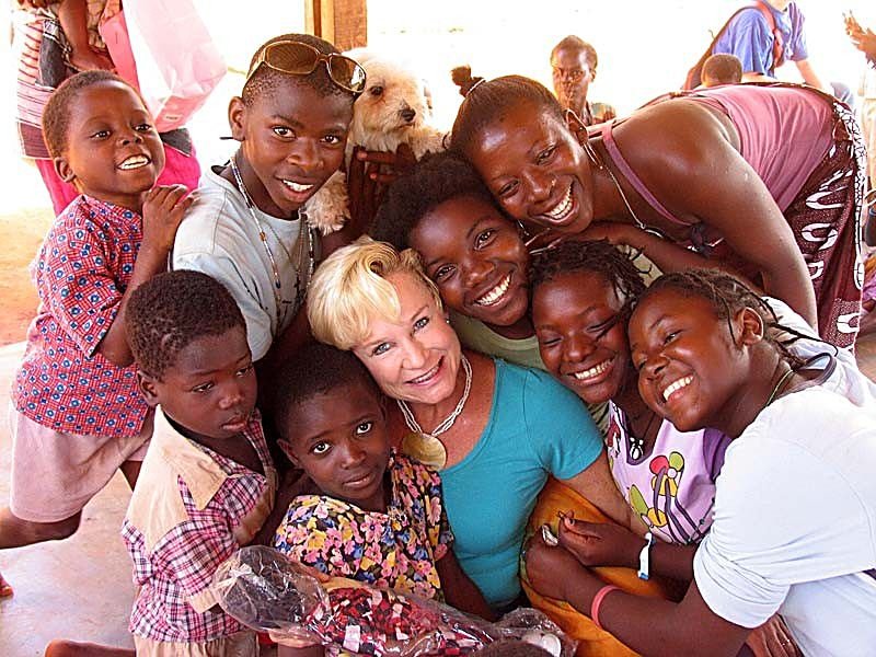 Missionária Heidi Baker cercada por crianças, em Moçambique