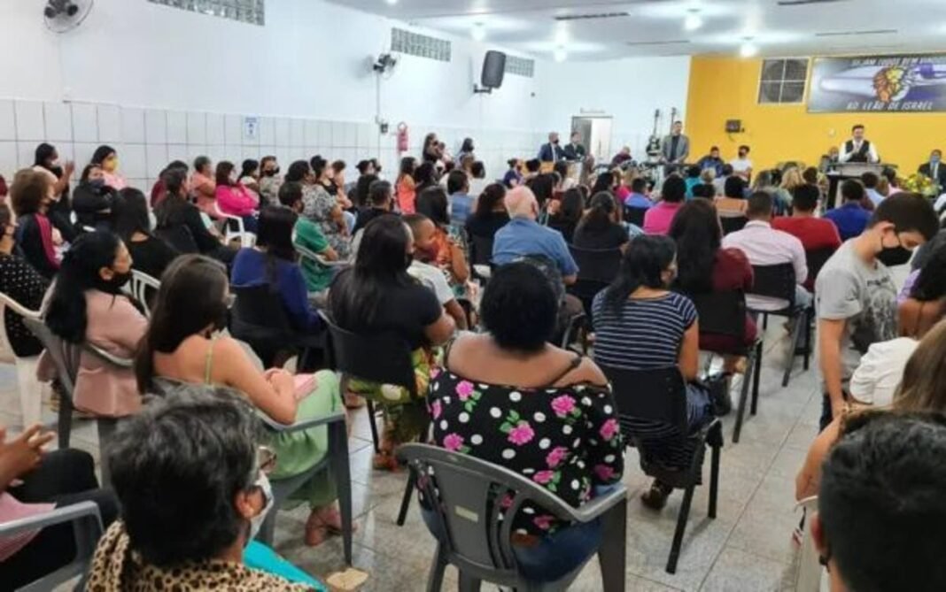 Culto com deputado e pastor Marco Feliciano foi interrompido por exceder o limite de ocupação de 25% da capacidade total. (Foto: Prefeitura de Morro Agudo)