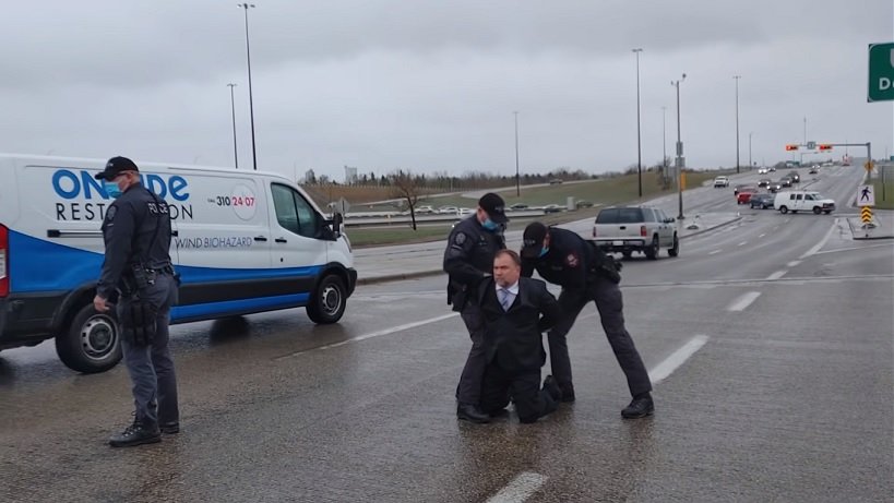 O pastor Artur Pawlowski e seu irmão, Dawid Pawlowski, foram presos após deixarem um culto em Calgary, Canadá, em 8 de maio de 2021.