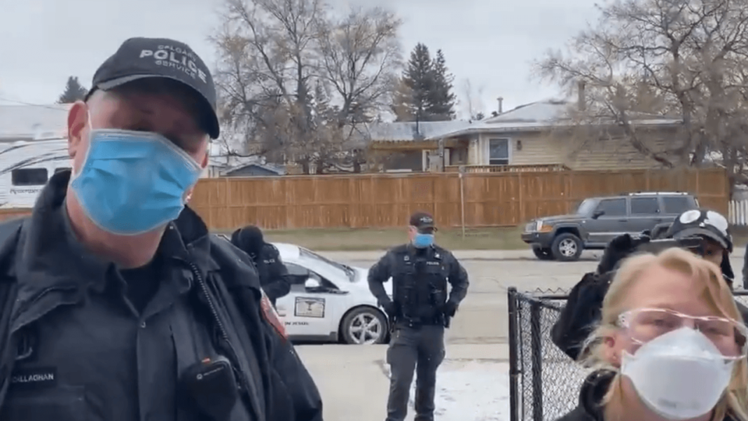 Polícias na frente da igreja do pastor Artur Pawlowski, no Canadá