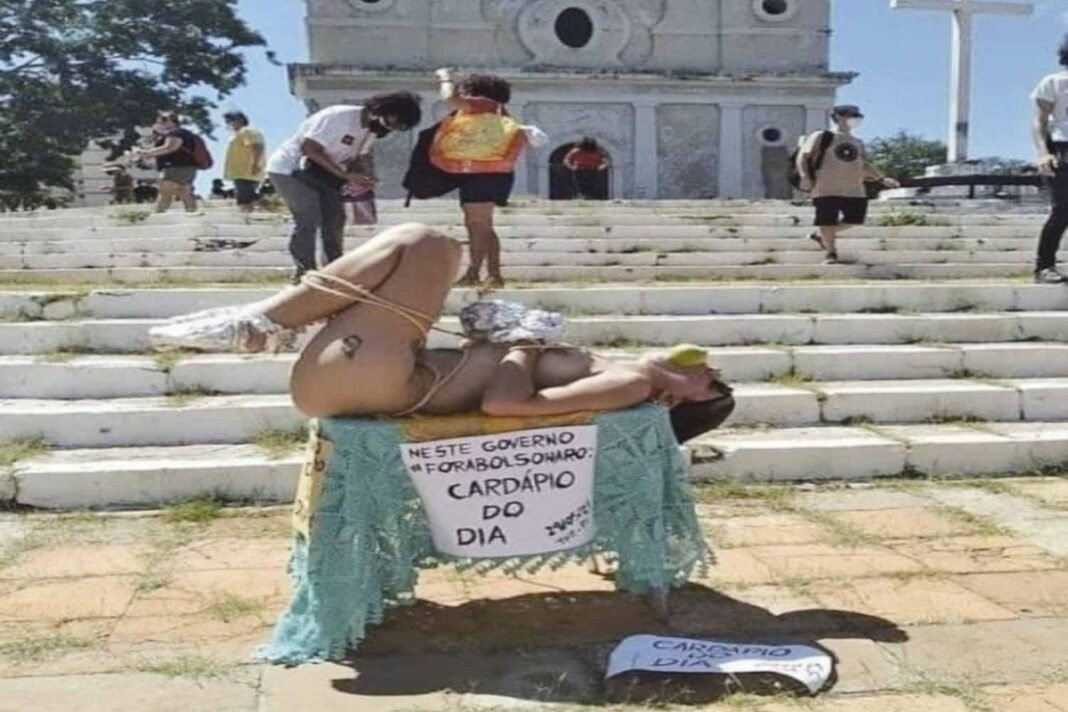 Protesto de mulher nua em frente a uma Igreja Católica em Teresina (PI), gerou repúdio de entidades.