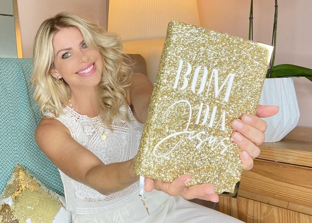 Karina Bacchi segura uma Bíblia personalizada. (Foto: Instagram)