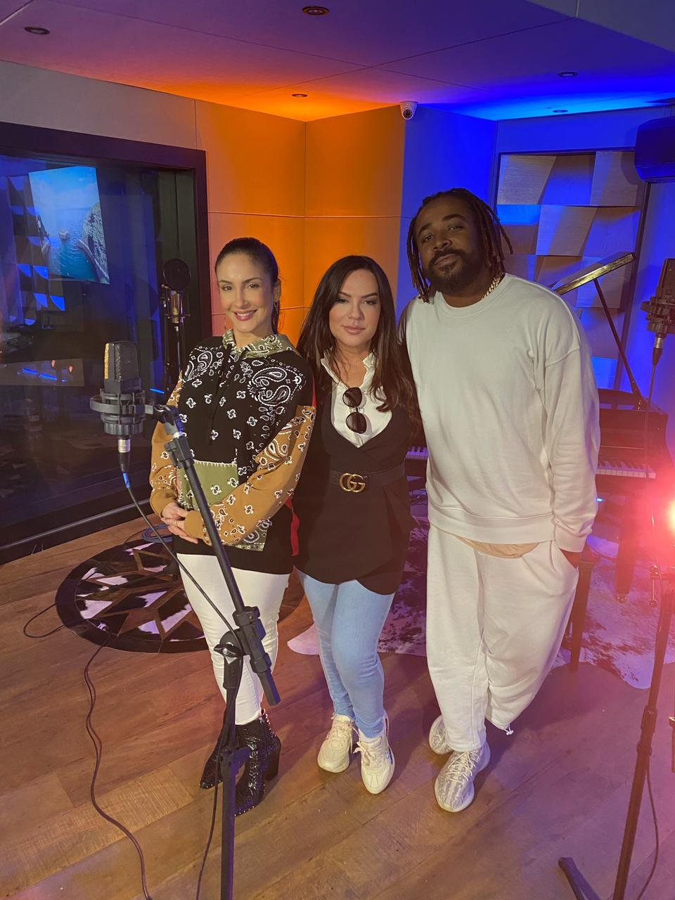 A cantora Claudia Leitte, a manager de Clovis, Margarida Bucater e o cantor Clovis (Foto: Caio Giménez)