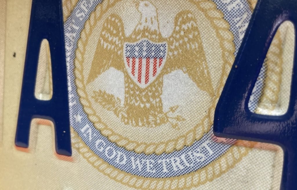 Placa de carros no Mississippi tem a frase “In God We Trust” (Em Deus Nós Confiamos).