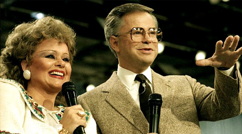 Casal Tammy Faye Bakker e Jim Bakker pregavam a teologia da prosperidade.