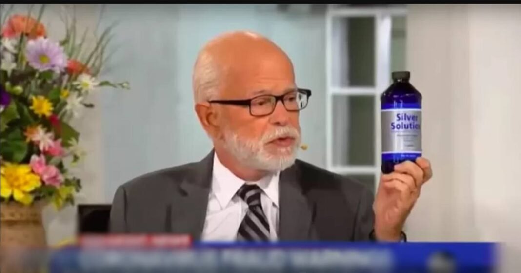 Pastor Jim Bakker mostrando o produto Solução de Prata (Reprodução)