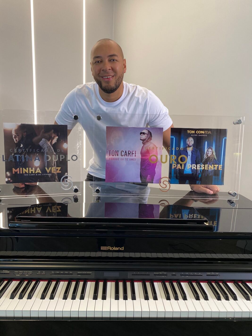 Ton Carfi com seus discos de ouro e de platina