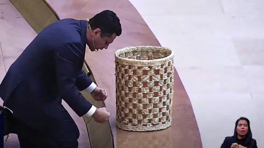 Renato Cardoso pede doações em cesto no púlpito do Templo de Salamão (Reprodução/Youtube)