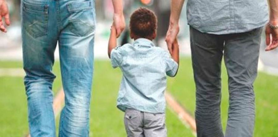 Dois homens com um menino (Foto Representativa)