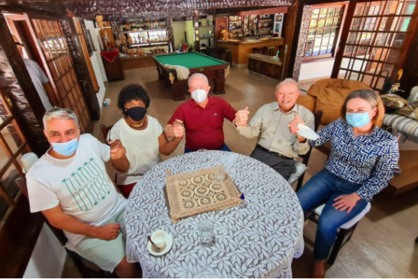 Da esq. para dir.: petistas André Ceciliano, Benedita da Silva, Lula, Gleisi Hoffmann com o bispo da Assembleia de Deus, Manoel Ferreira (sem máscara). Arquivo pessoal