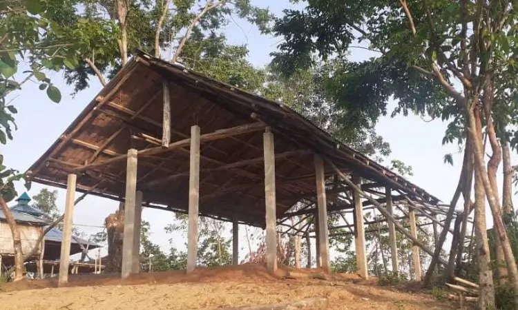 A igreja na tribo Mru, o único edifício da área, começou a ser levantada, mas a construção foi interrompida em Bangladesh