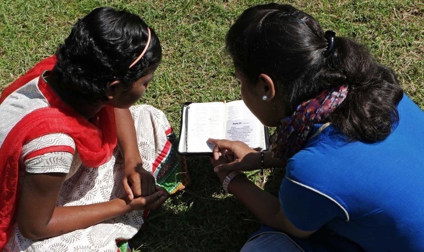 Mulher cristã pregando a Palavra de Deus (Foto ilustrativa: Portas Abertas EUA)