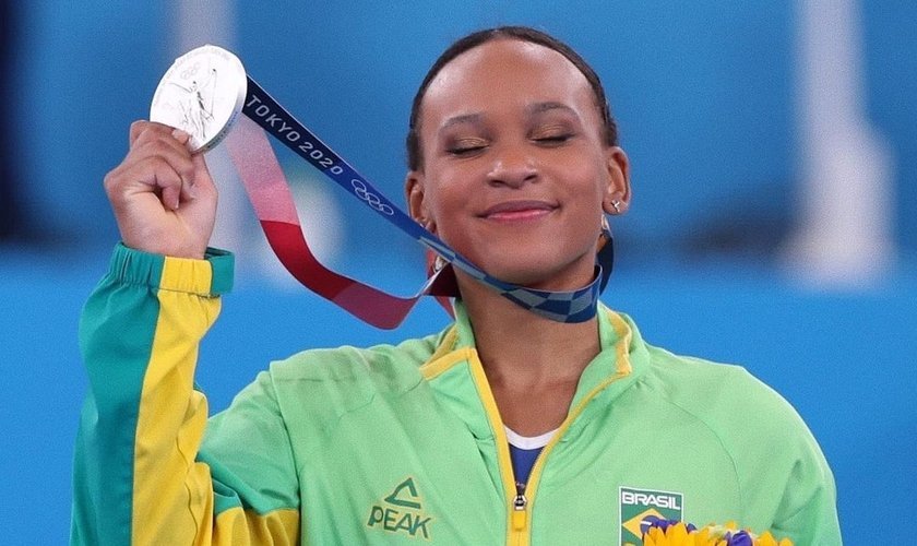 Rebeca Andrade se tornou a primeira brasileira a conquistar uma medalha olímpica na ginástica. (Foto: Reprodução/Instagram)