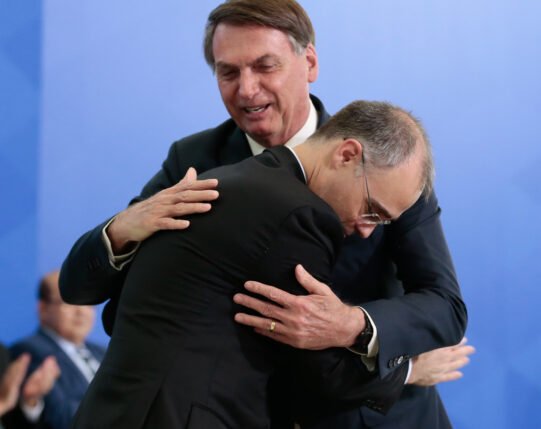 André Mendonça abraça Jair Bolsonaro durante sua posse como Ministro da Justiça, em abril de 2020