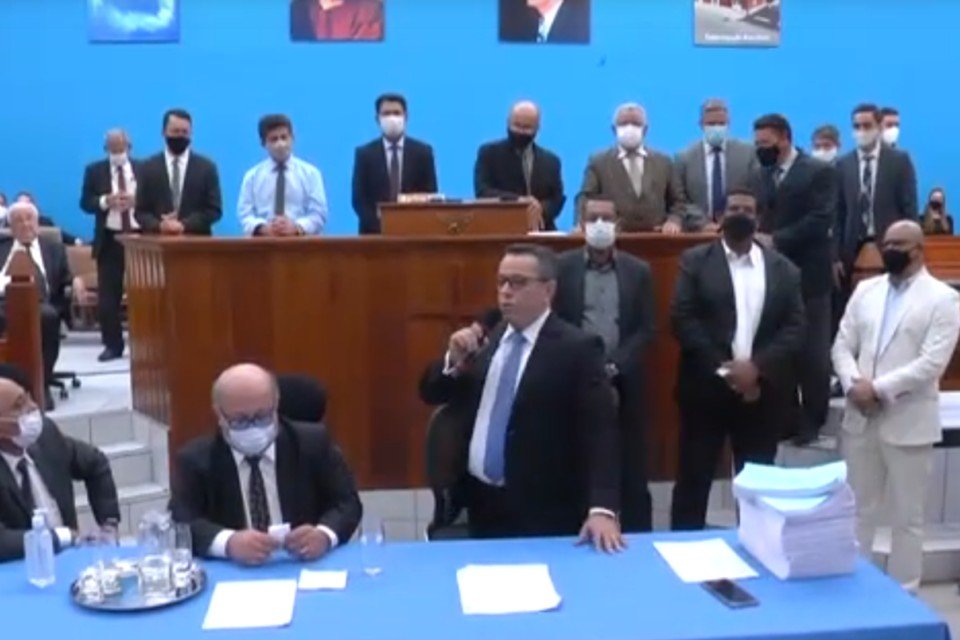 Advogados do pastor Joaquim Gonçalves, 85 anos, acusado de abuso sexual, apresentam defesa para os fiéis. (Foto: Reprodução de vídeo)