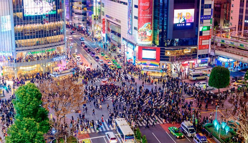 Cruzamento Shibuya é a famosa faixa de pedestres em Tóquio, Japão.