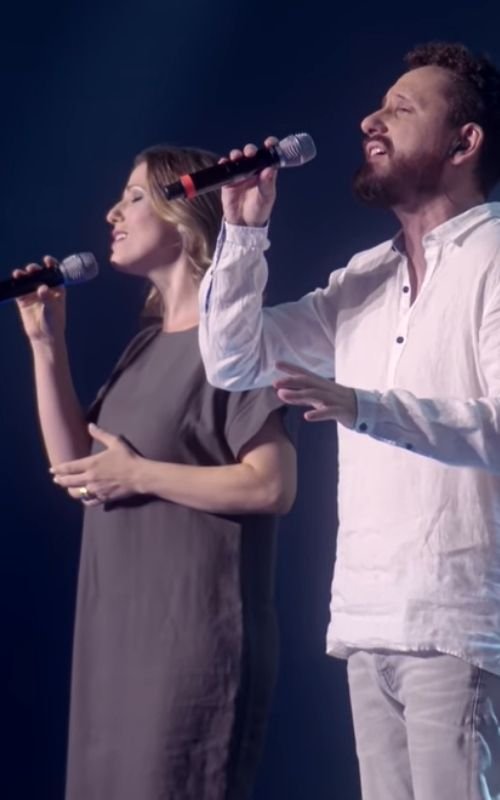 Leonardo Gonçalves canta a música 