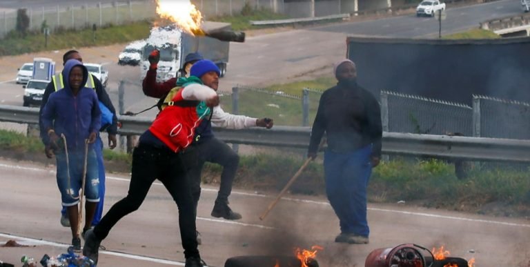 Manifestantes protestam com violência contra prisão do ex-líder sul-africano Jacob Zuma (Foto: Reprodução/Redes Sociais)