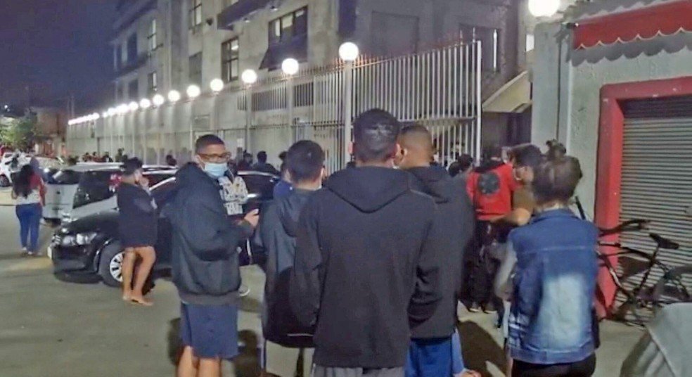 Fila para vacina fora do calendário na Primeira Igreja Batista de Heliópolis — Foto: Reprodução