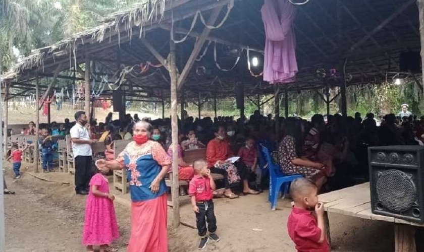 Protestantes adoram sob um abrigo coberto com folhas de palmeira no distrito de Aceh Singkil (Foto: Reprodução)