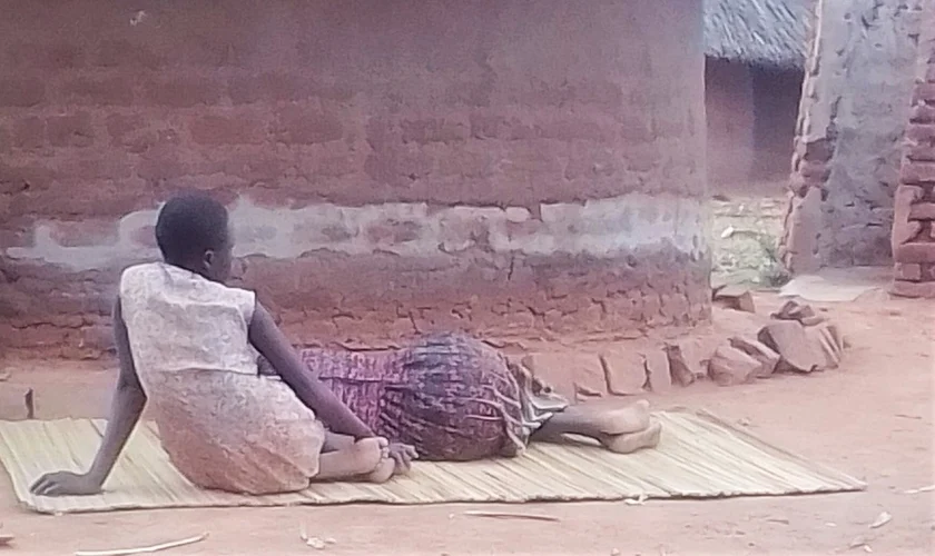 Harriet Nanzala descansa ao lado de sua filha no leste de Uganda. (Foto: Reprodução / Morning Star News)
