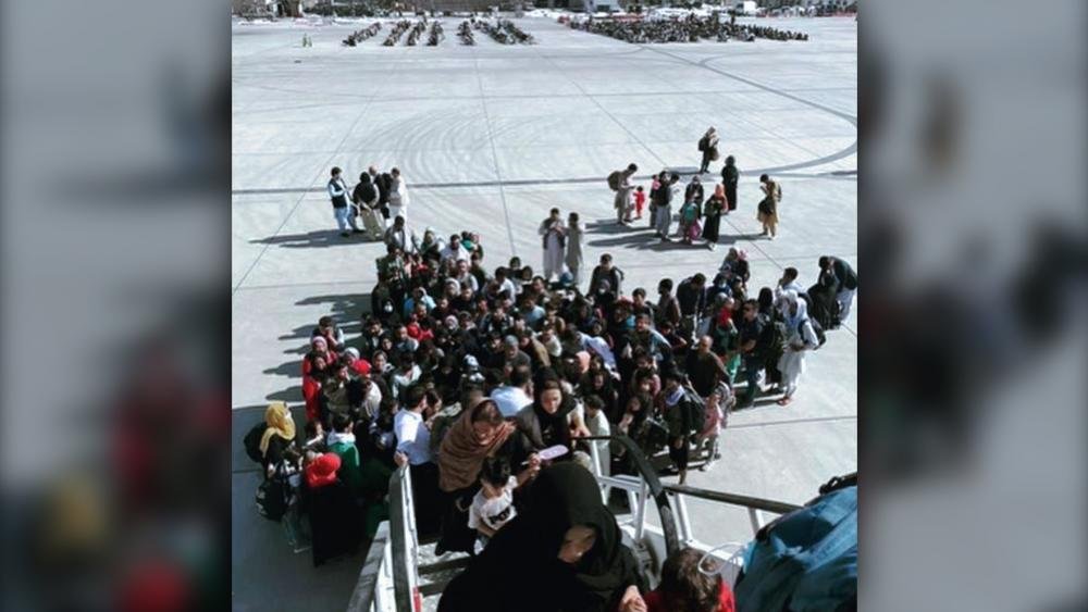 Cristãos deixando o Afeganistão em um avião contratado por ONG cristã (Foto: Glenn Beck / Facebook)