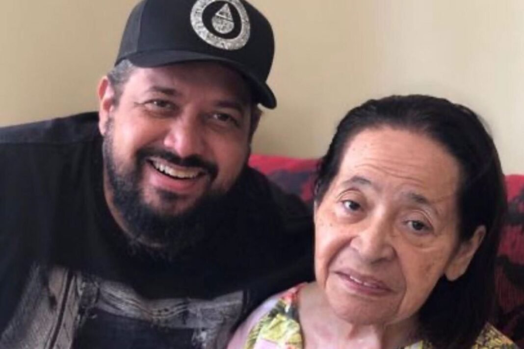 O cantor Fernandinho com sua mãe, Dona Iracy ( Foto: Reprodução)