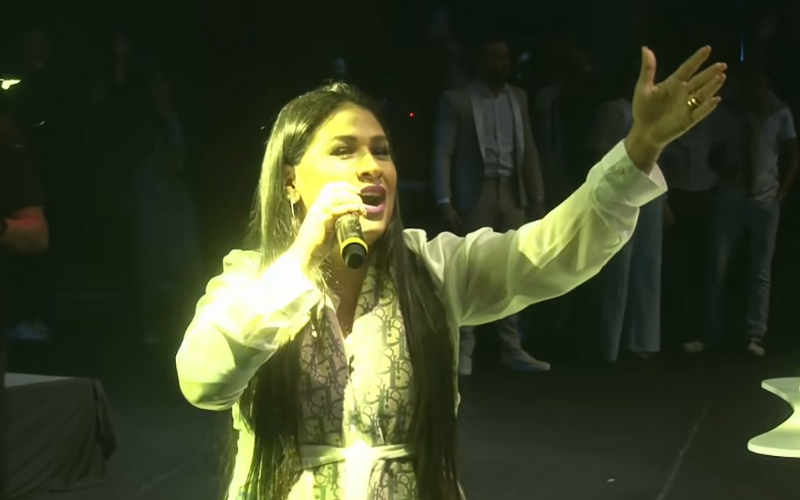 Cantora Simone, da dupla com Simaria, canta e dá seu testemunho em igreja. (Foto: Reprodução)