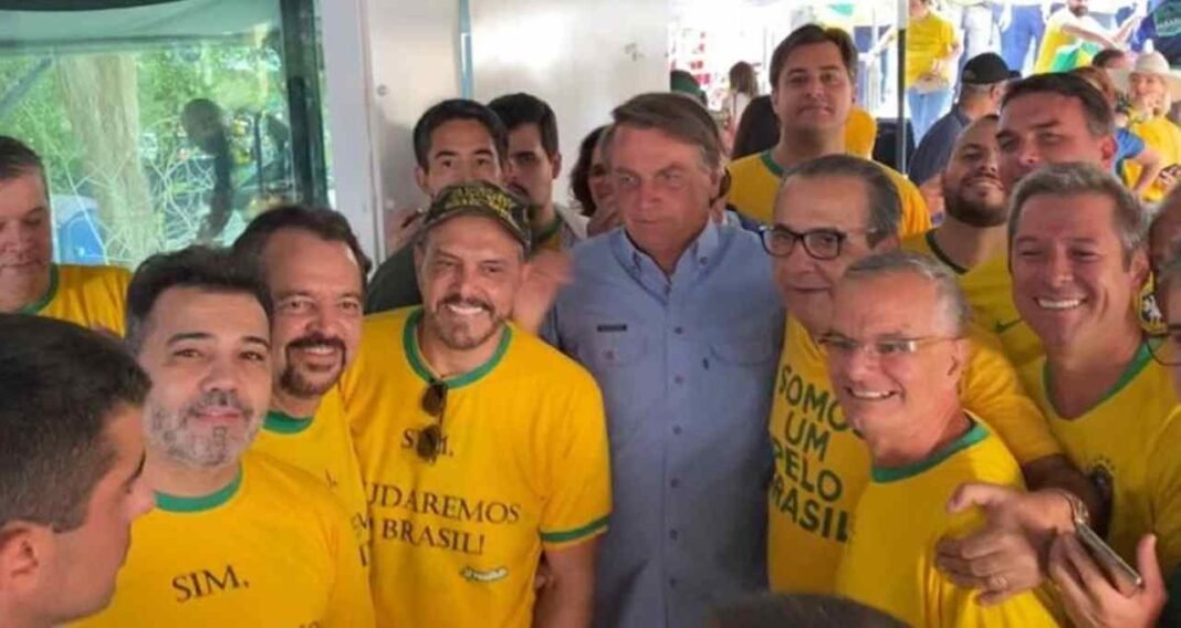 Líderes evangélicos com Bolsonaro durante atos a favor do presidente na Avenida Paulista (Reprodução)