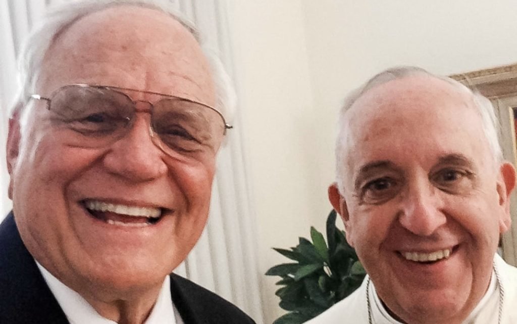 Loren Cunningham, fundador da JOCUM, junto com o Papa Francisco no Vaticano.