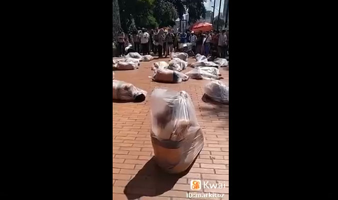 Vídeo de pessoas dentro de sacos plásticos na Colômbia circula nas redes sociais com a falsa informação de que seriam missionárias no Afeganistão.