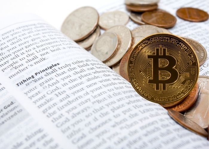 Bíblia com moedas de bitcoins (Foto: montagem)