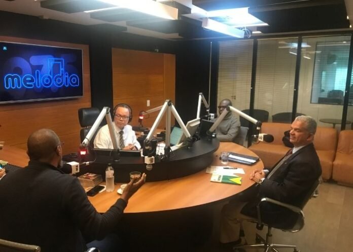 Dr. Gilberto Garcia no Estúdio da Rádio Melodia.