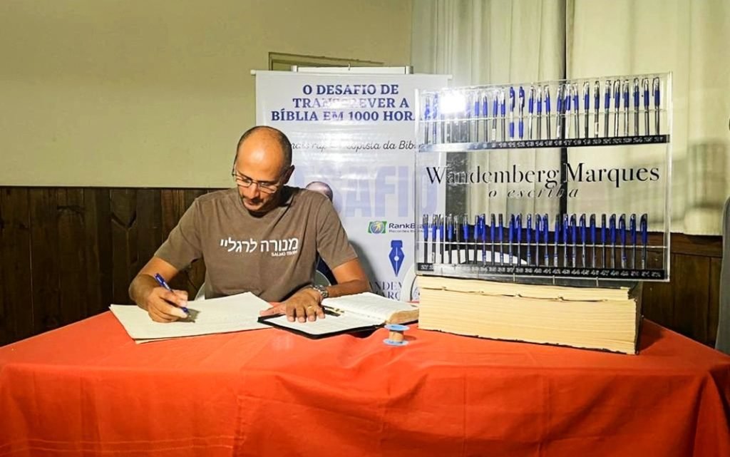 Wandemberg Marques transcreveu a Bíblia à mão em tempo recorde (Foto: arquivo pessoal)